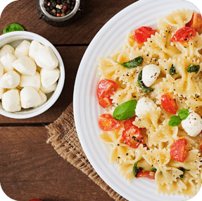 Ensalada de pasta, queso fresco y verduritas