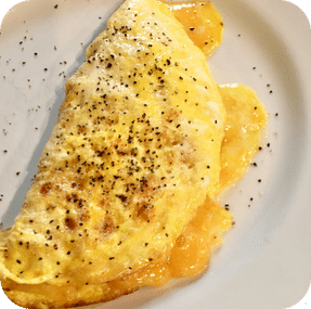 Montadito de Tortilla francesa con queso fundido recién hecho