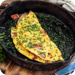 Montadito de Tortilla francesa con jamón recién hecho